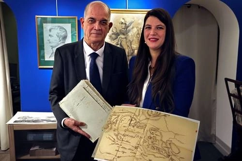 Jean-Emmanuel Raux, dueño de Arts et Autographes, y su hija, Alizée, posan con el manuscrito. Foto Afp