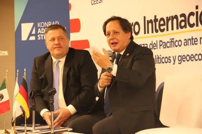 Michel Levi (derecha) investigador de la Universidad Andina  habla sobre la AP, en el foro organizado por  Konrad Adenauer Stiftung. Foto @kasmexiko