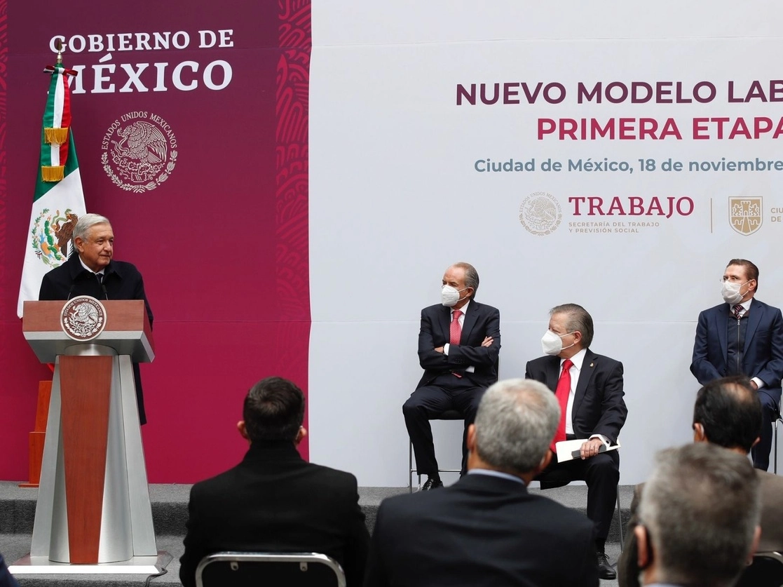 El presidente Andrés Manuel López Obrador encabezó ayer la ceremonia en Palacio Nacional. Foto Cristina Rodríguez