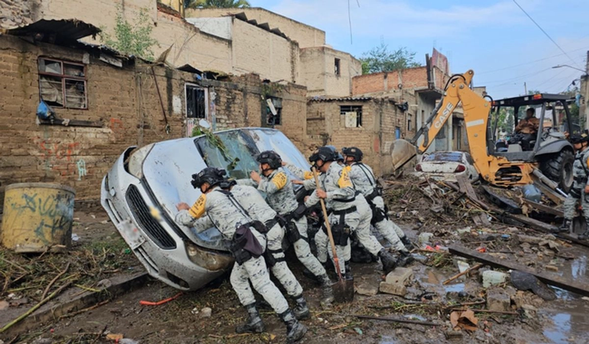 Elementos de GN retiraron vehículos que quedaron atascados en el poblado de Lomas de Tabachines en el municipio de Zapopan. Foto 