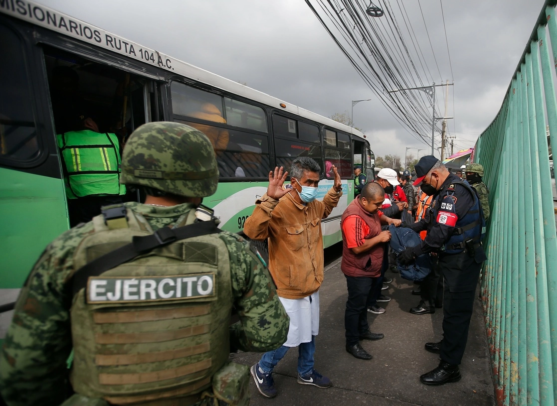 Policías capitalinos y del estado de México, así como efectivos de la Guardia Nacional y de la Secretaría de la Defensa Nacional, comenzaron ayer las revisiones a pasajeros de combis, microbuses y autobuses foráneos que circulan sobre la calzada Ignacio Zaragoza. Foto Alfredo Domínguez