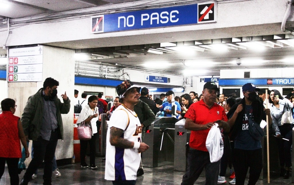 Entrada de usuarios en la estación Hidalgo de la Línea 2 del Metro, el 19 de septiembre de 2024. Foto Roberto García