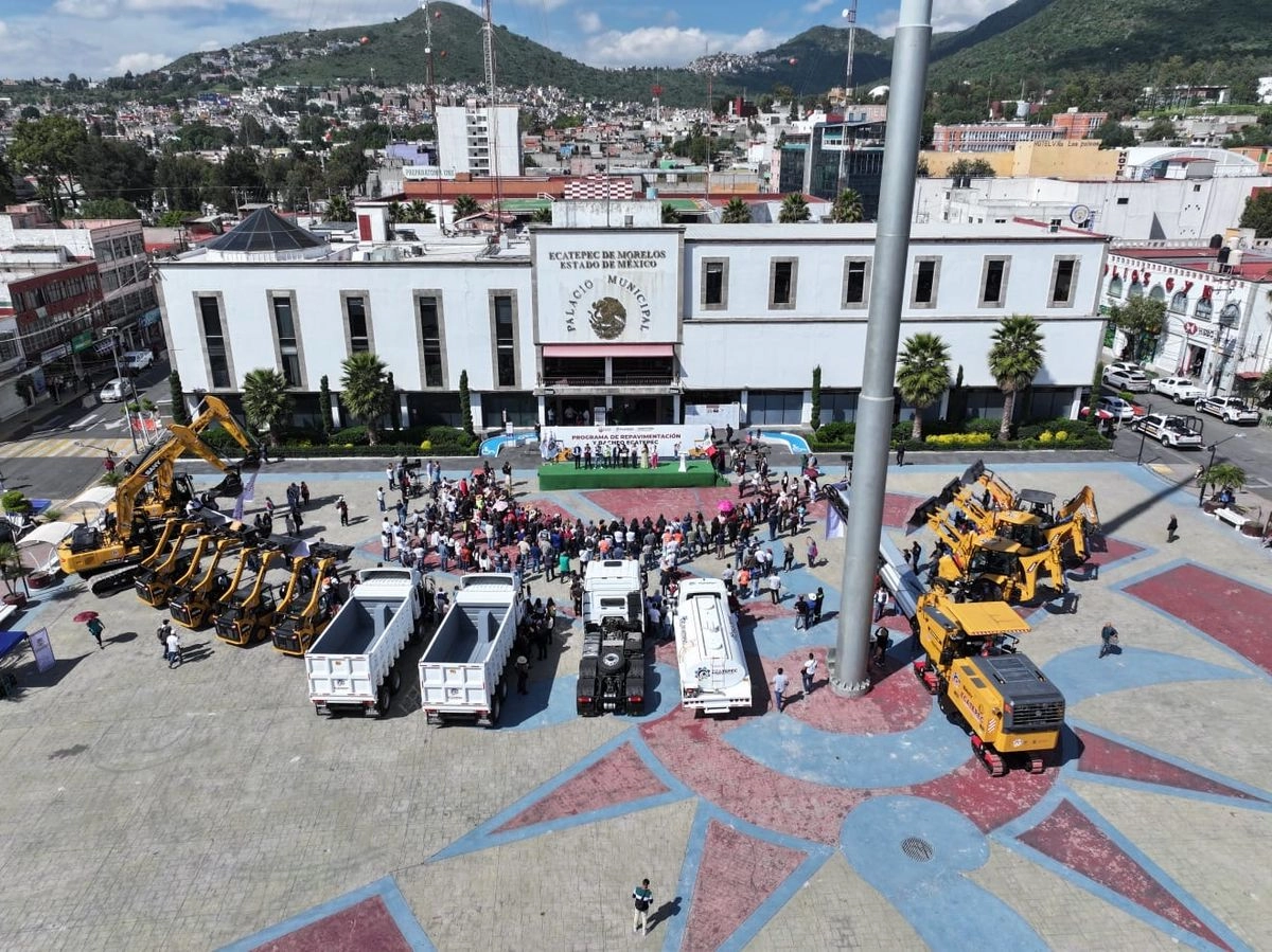 La alcaldesa explicó que el tren completo para pavimentación que consta de fresadora, fresadora para bacheo, pavimentadora, equipo de compactación, barredora, camión cisterna, camión petrolizadora y 22 camiones de volteo. Foto