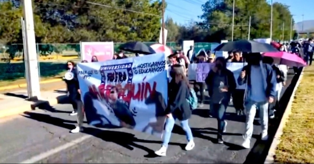 El pasado 5 de febrero los estudiantes de la UPP, iniciaron un paro de labores indefinido y un bloqueo de la carretera Pachuca-Ciudad Sahagún así como de caminos vecinales en demanda de la destitución o renuncia de Francisco Marroquín. Foto La Jornada