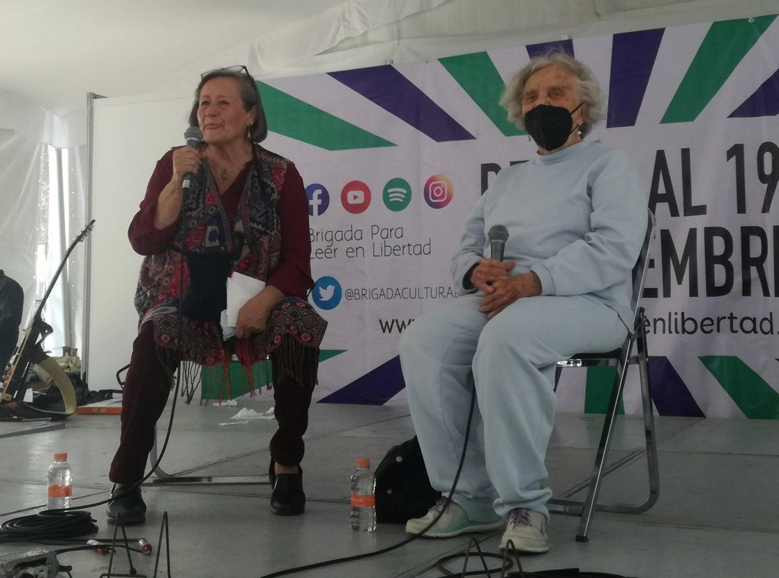 La novela "El amante polaco", volumen 2, escrita por Elena Poniatowska, fue comentada por la autora en la Feria del Libro en la Alameda. Foto La Jornada
