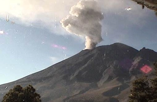 Actividad del volcán Popocatépetl a las 10 horas de hoy. Foto de Cenapred publicada en Twitter @CNPC_MX