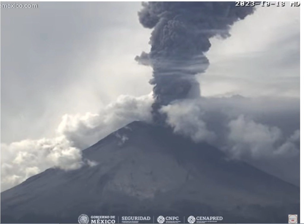 El volcán Popocatépetl registró esta tarde una exhalación que superó los dos mil metros de altura por encima del cráter. Foto tomada de X @pciviledomex
