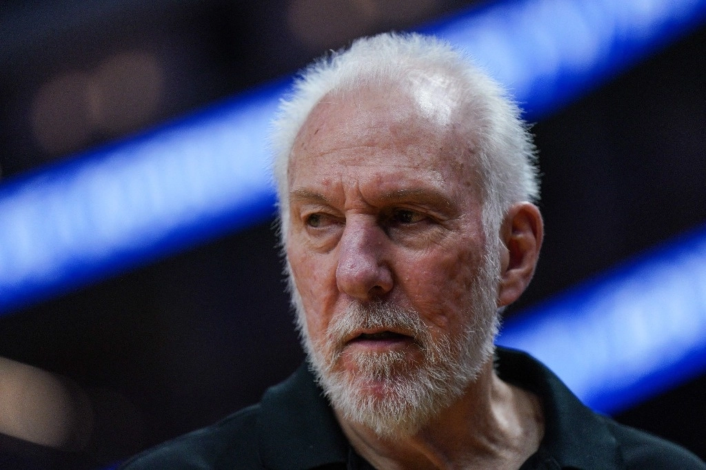 El entrenador de los Spurs de San Antonio, Gregg Popovich, sufrió un derrame cerebral leve y se espera que se recupere completamente, pero aún no se ha determinado un calendario para su regreso al banquillo, informó el equipo. Imagen del 20 de octubre de 2023. Foto Afp