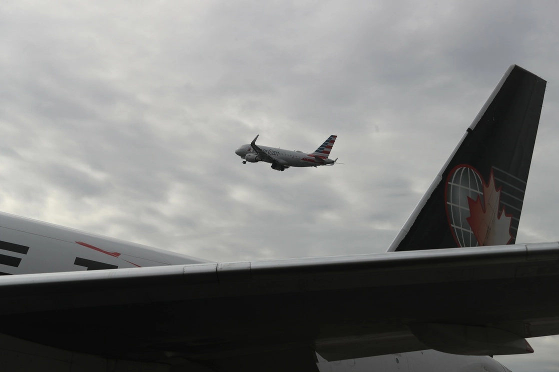 Por las malas condiciones del clima generadas por el huracán ‘Nora’ se suspendieron dos vuelos a Culiacán, Sinaloa, desde el AICM. Foto Yazmín Ortega Cortés/Archivo