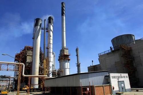 Aspecto parcial de las instalaciones de la refinería Ingeniero Antonio M. Amor, en Salamanca, Guanajuato. Foto Alfredo Domínguez / Archivo