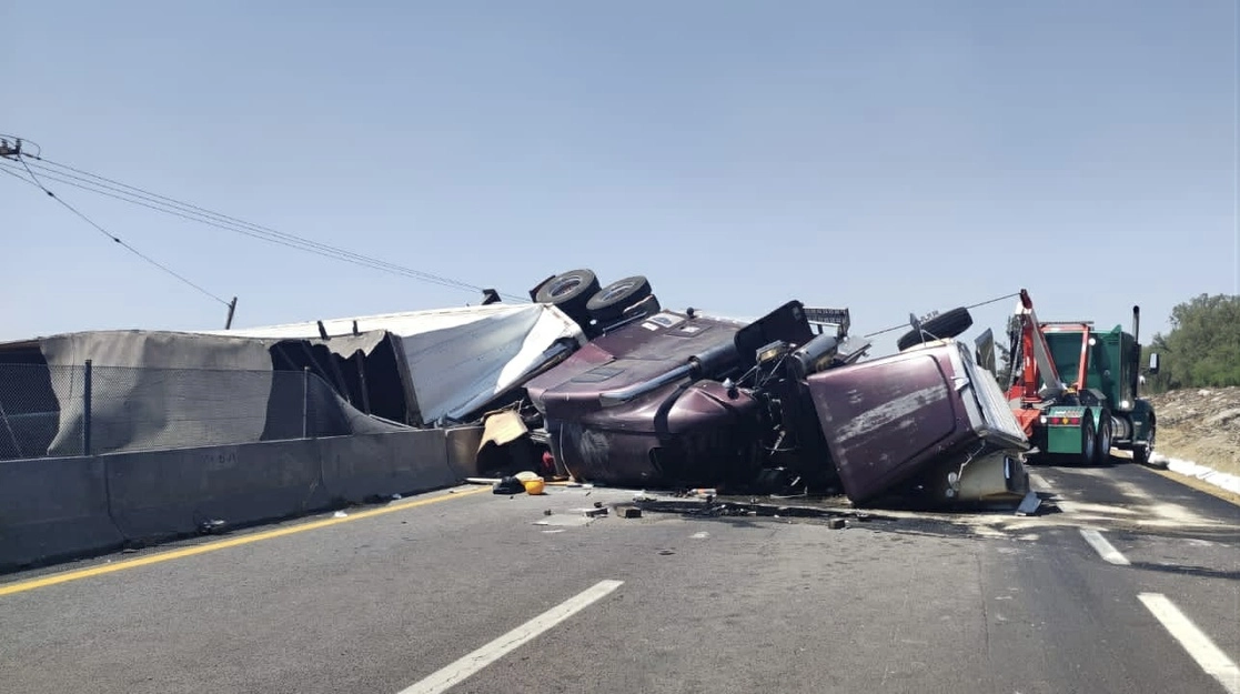 La volcadura de un tráiler en Circuito Exterior Mexiquense generó algunas horas de tráfico detenido. Foto La Jornada