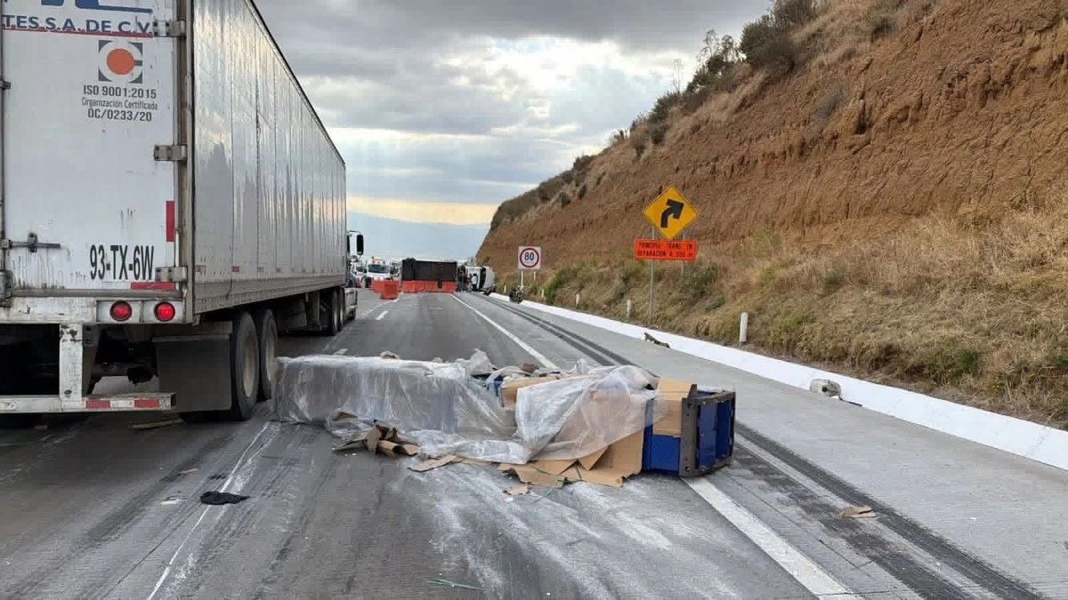 La autopista México-Puebla fue cerrada a la circulación luego de que esta tarde un tractocamión volcara sobre los carriles. 