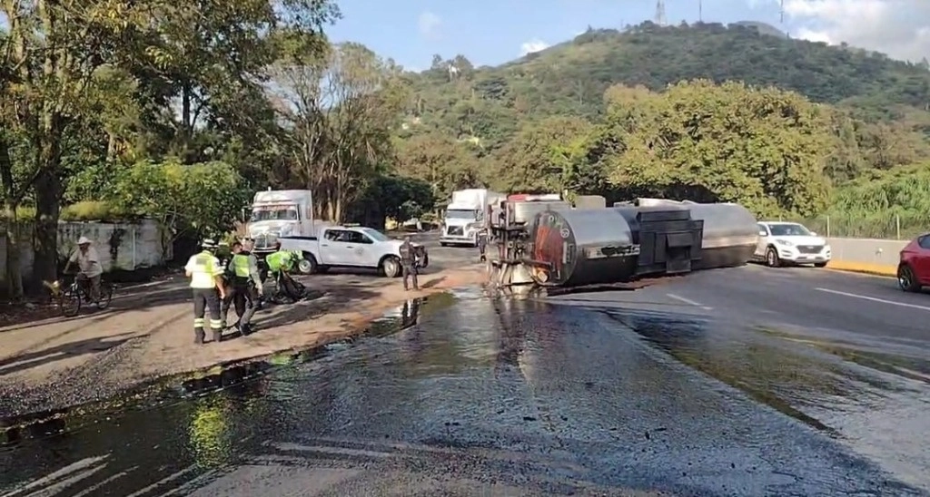 Tras la volcadura de una pipa y el derrame de combustible en la carretera Orizaba-Puebla se activaron los protocolos de prevención. Foto Difundida en redes sociales