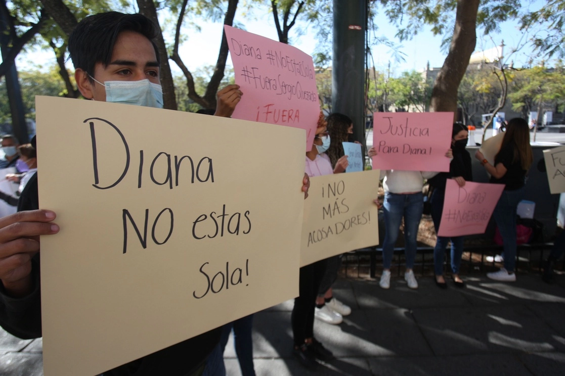 Los colectivos Ciudadano Jalisco y Ciudadano Tototlán se manifestaron en el Congreso estatal para exigir la destitución del edil Sergio Quezada por ejercer violencia de género. Foro Arturo Campos