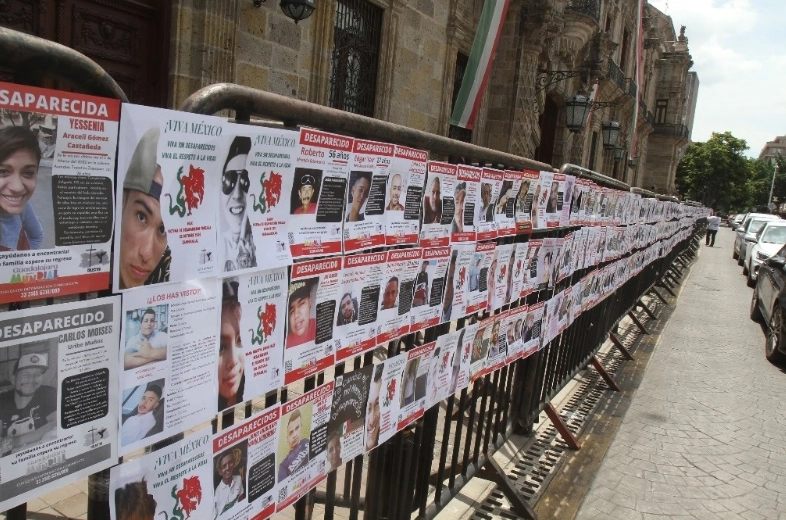 Colectivos de buscadores de personas desaparecidas instalaron las fichas de búsqueda de familiares y amigos desaparecidos en Jalisco, Guadalajara.