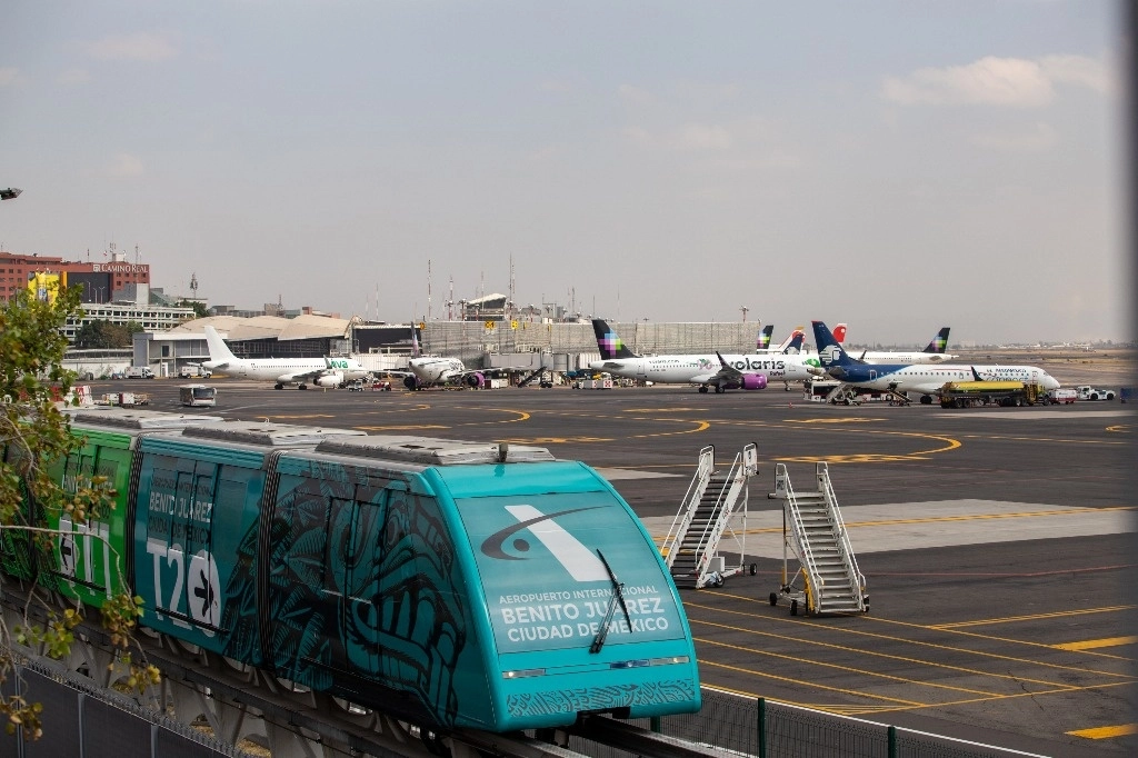El hangar de MTC Helicópteros, S.A. de C.V, quedó bajo el resguardo de la Subdirección de Seguridad del AICM y del efectivos de la Armada de México. Foto Pablo Ramos / Archivo
