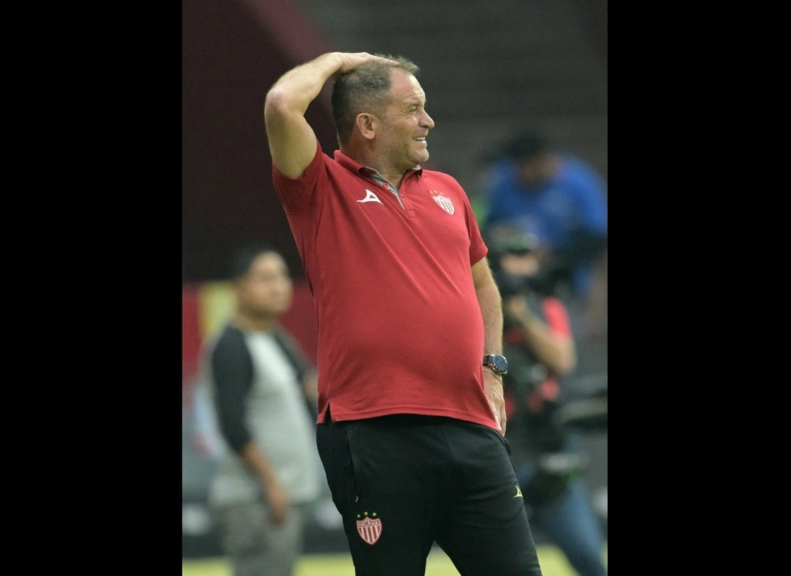Andrés Lillini, director técnico del Necaxa sumó su cuarta derrota en el torneo C23. Foto Afp 