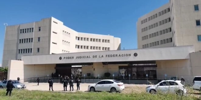 Debido a una amenaza de bomba, fue desalojada la sede del Poder Judicial de la Federación en Culiacán, Sinaloa, el 25 de julio de 2022. Foto La Jornada