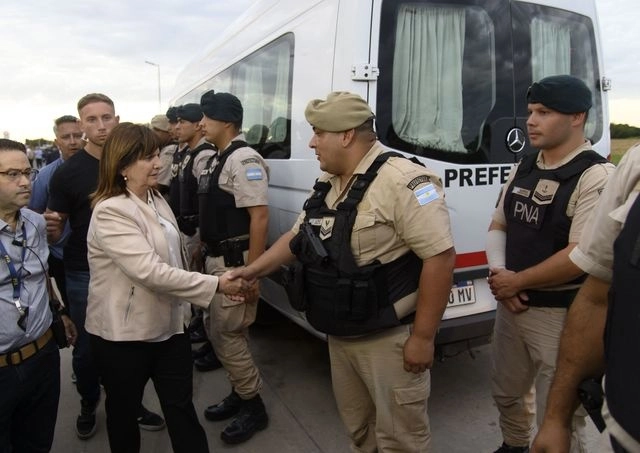 Patricia Bullrich, acompañada de su par de Defensa, Luis Petri, se trasladó al lugar y junto con el gobernador. Foto Afp