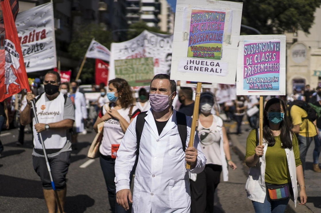 Docentes argentinos marcharon para exigir que se cancelen las clases presenciales, algo que finalmente les fue concedido. Foto Xinhua