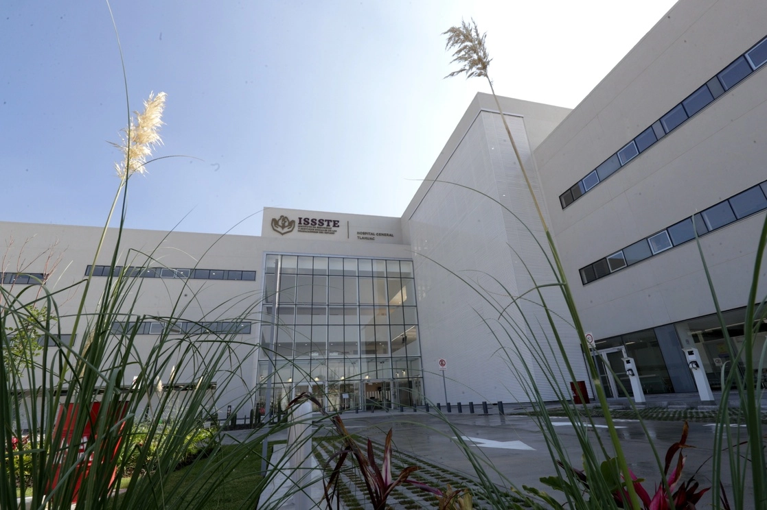 El Hospital General de Tláhuac será uno de los cuatro hospitales que mantendrán la atención para pacientes Covid-19 en la CDMX. Foto Roberto García Ortiz / Archivo