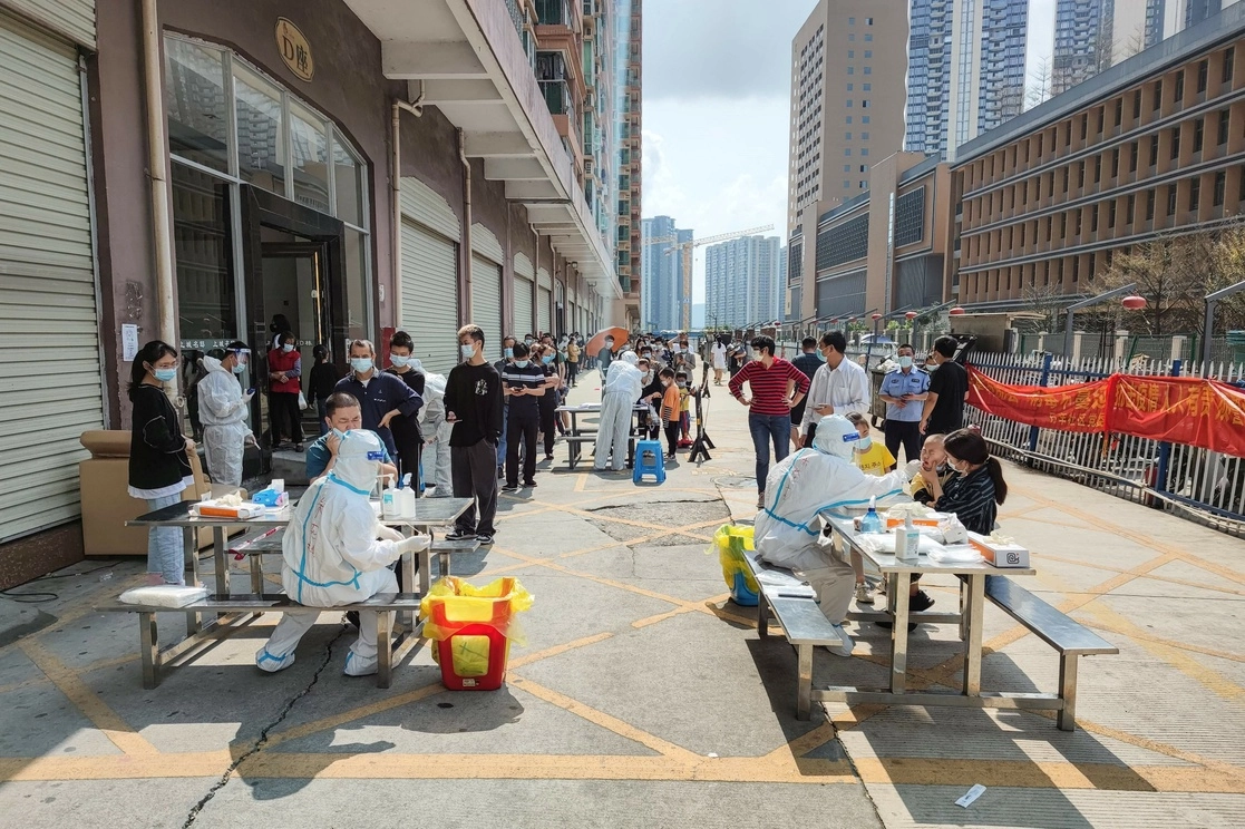 Habitantes de Shenzhen hacen fila para realizarse una prueba covid-19, el 14 de marzo de 2022. Foto Afp