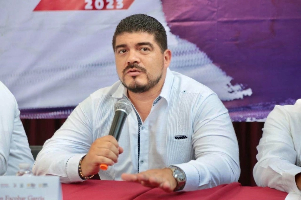 El secretario de Educación de Veracruz, Zenyazen Escobar García, confirmó que el intento de suicidio del estudiante ocurrió luego de que sus compañeros lo acusaron de haber tomado 50 pesos de la maestra. Foto tomada de Twitter @ZenyazenEscobar / Archivo
