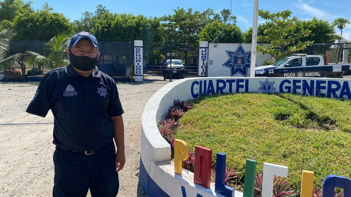 Daniel Medina Felipe se encarga de ayudar en la administración de la policía municipal de San Blas Atempa, Oaxaca. Foto Diana Manzo