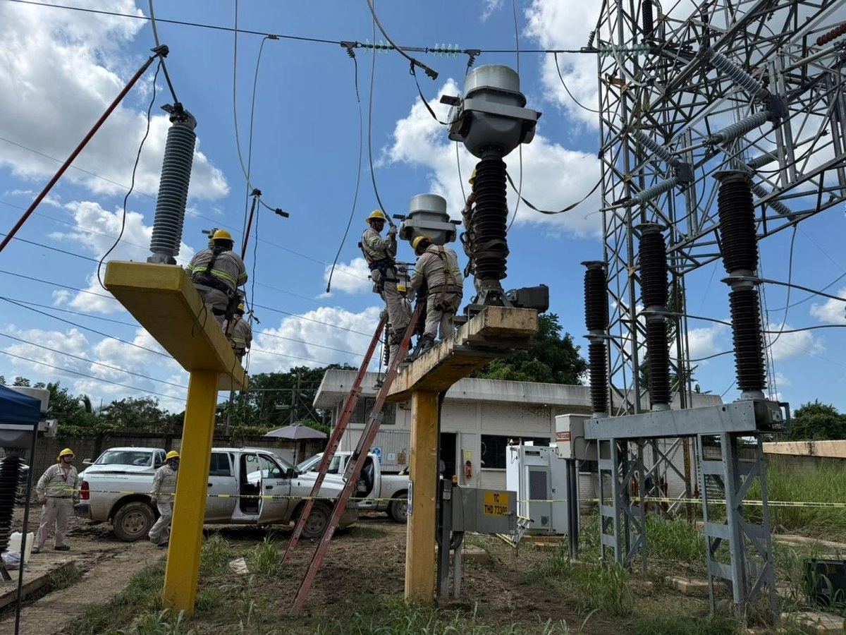Trabajadores de la CFE en la Subestación THD Tihuatlán 2, zona Poza Rica. Foto