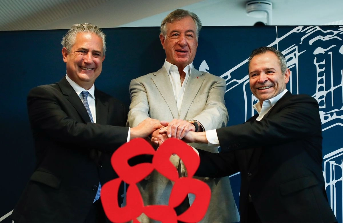 El empresario (centro), posó ayer con Ernesto Torres Cantú (izquierda), director general de Citi Internacional, y Manuel Romo, director general de Banamex.