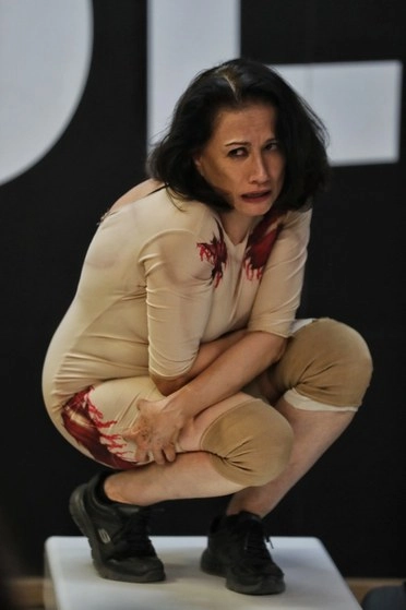 Una actriz en un performance contra la violencia de género en la CDMX. Foto Marco Peláez