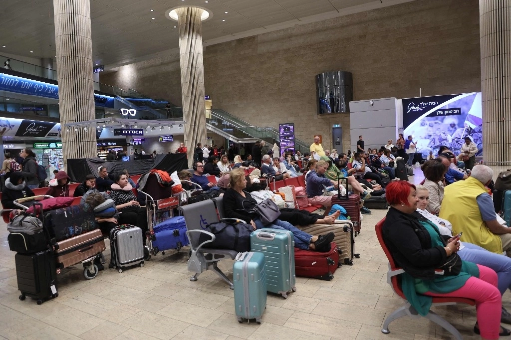 Pasajeros varados en el aeropuerto Ben Gurion cerca de Tel Aviv, Israel, el 7 de octubre de 2023. Foto Afp