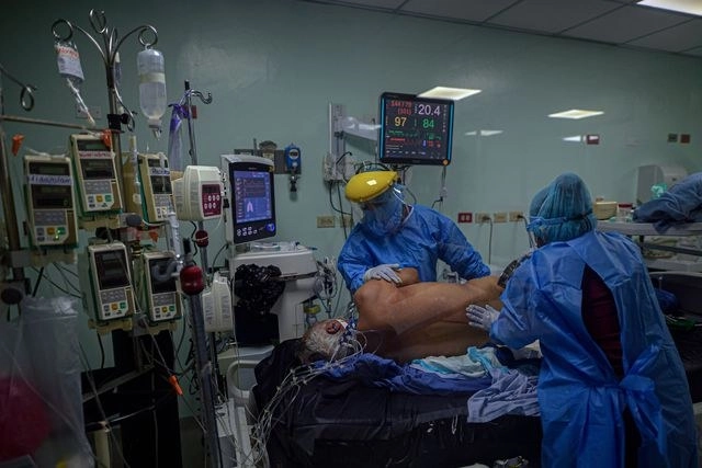 Enfermeras atienden a paciente con Covid-19 en el hospital Dr. Arnulfo Arias Madrid, en Ciudad de Panamá, Panamá. Foto Afp