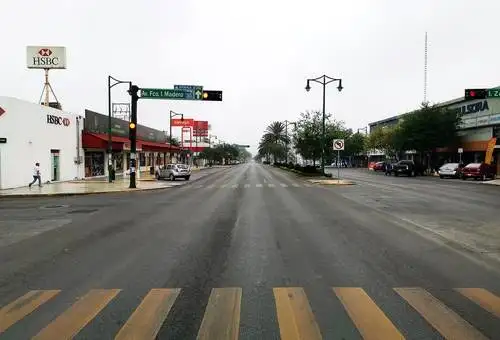 Las calles de la zona metropolitana de Monterrey, Nuevo León, estuvieron vacías ante la cancelación generalizada de actos deportivos y sociales masivos, como medida preventiva por el Covid-19. Foto Alfredo Valadez Rodríguez