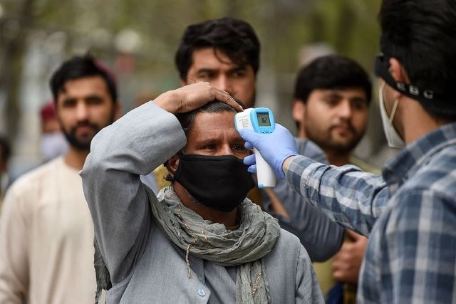 Toman temperatura a los fieles que acuden a la Mezquita, Wazir Akbar Khan, en Kabiu, Afganistán. Foto Afp