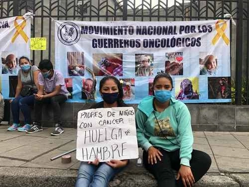 Personas que padecen de cáncer se manifiestan a las afueras de un hospital. Foto Víctor Camacho/ Archivo
