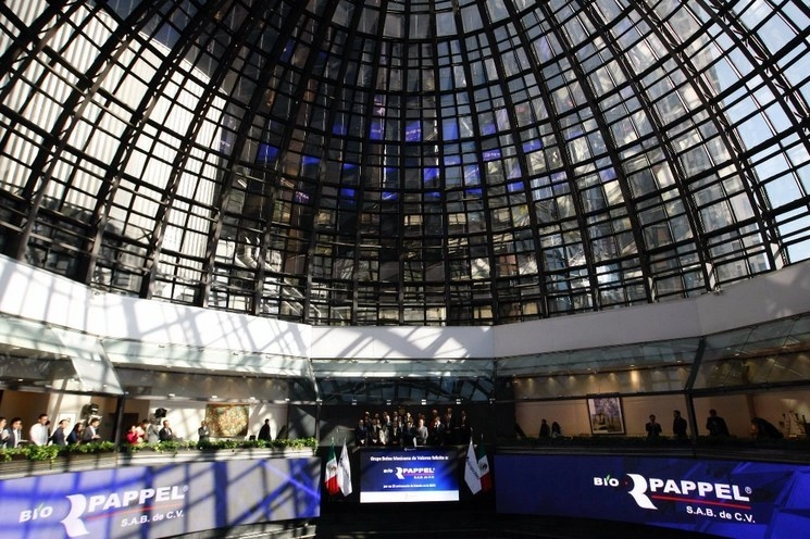 El registro de los datos biométricos incluye las huellas digitales de los clientes de la banca. Foto Roberto García Ortiz/Archivo