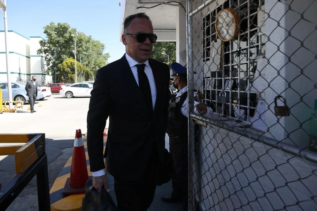 Miguel Alonso Ontiveros, el abogado de Emilio Lozoya, sale de la audiencia del ex director de Pemex en los juzgados del Reclusorio Norte, Ciudad de México, el 16 de febrero de 2023. Foto Yazmín Ortega Cortés