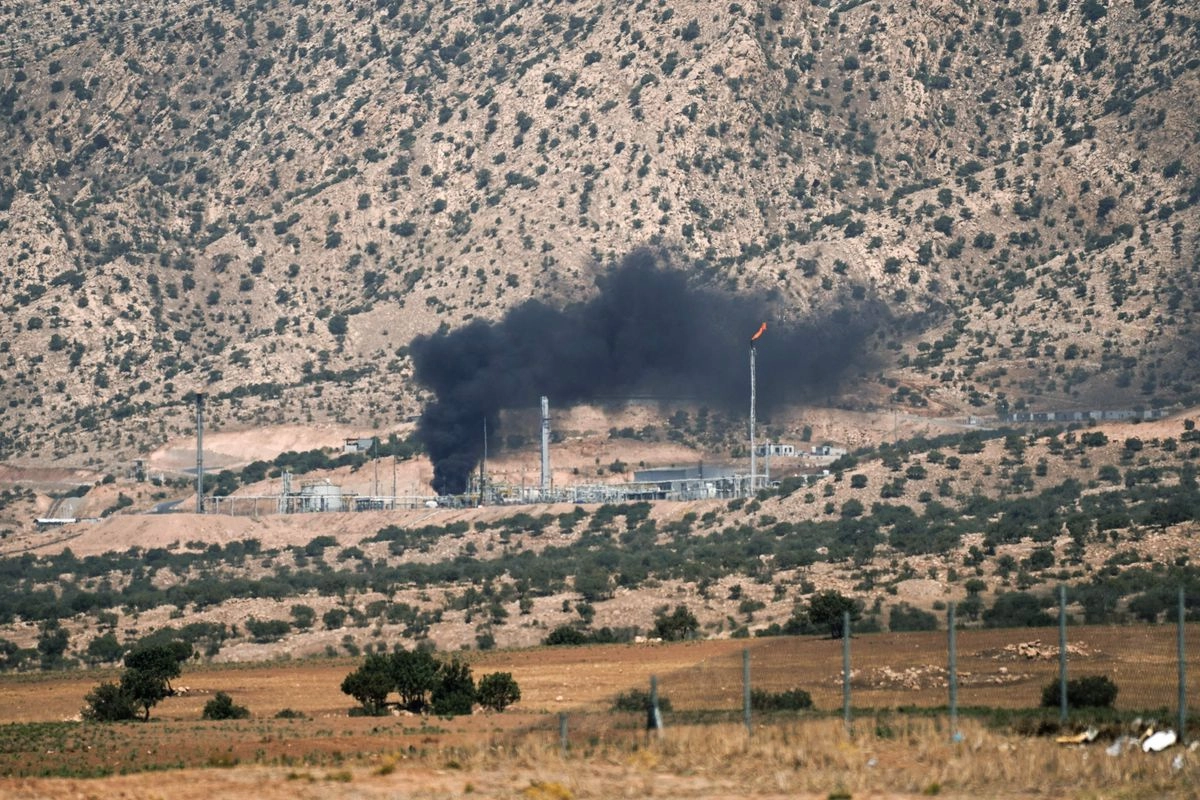 Humo se eleva sobre un yacimiento petrolero tras un ataque con drones, en las afueras de la ciudad de Zakho, región del Kurdistán iraquí, el 16 de julio de 2025. Foto 

