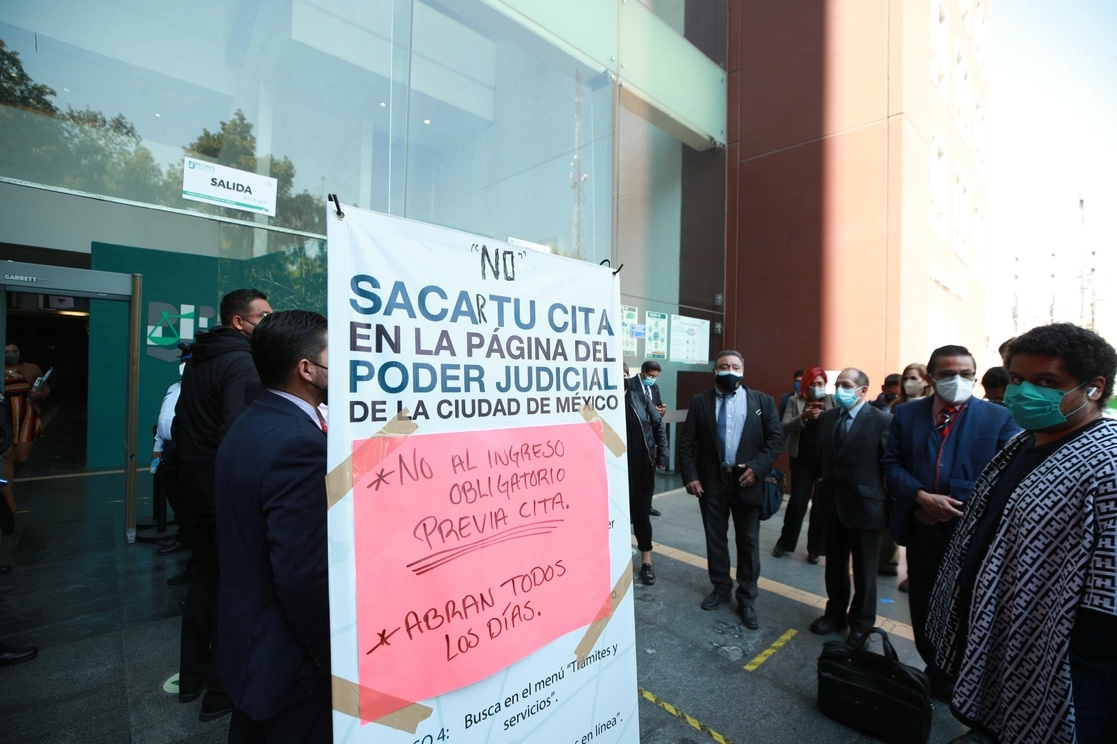 Abogados privados durante una protesta afuera de los tribunales del Poder Judicial de la CDMX en contra del sistema de citas que implementó la dependencia para checar el estado de sus procesos penales, el 14 de febrero del 2022. Foto Alfredo Domínguez