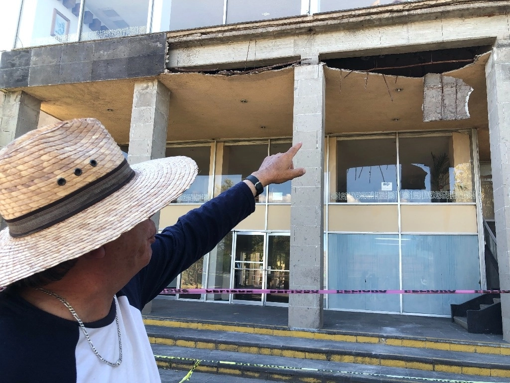 Debido a la falta de mantenimiento del edificio y las constantes lluvias se registraron tres grandes desprendimientos. Foto Javier Salinas 
