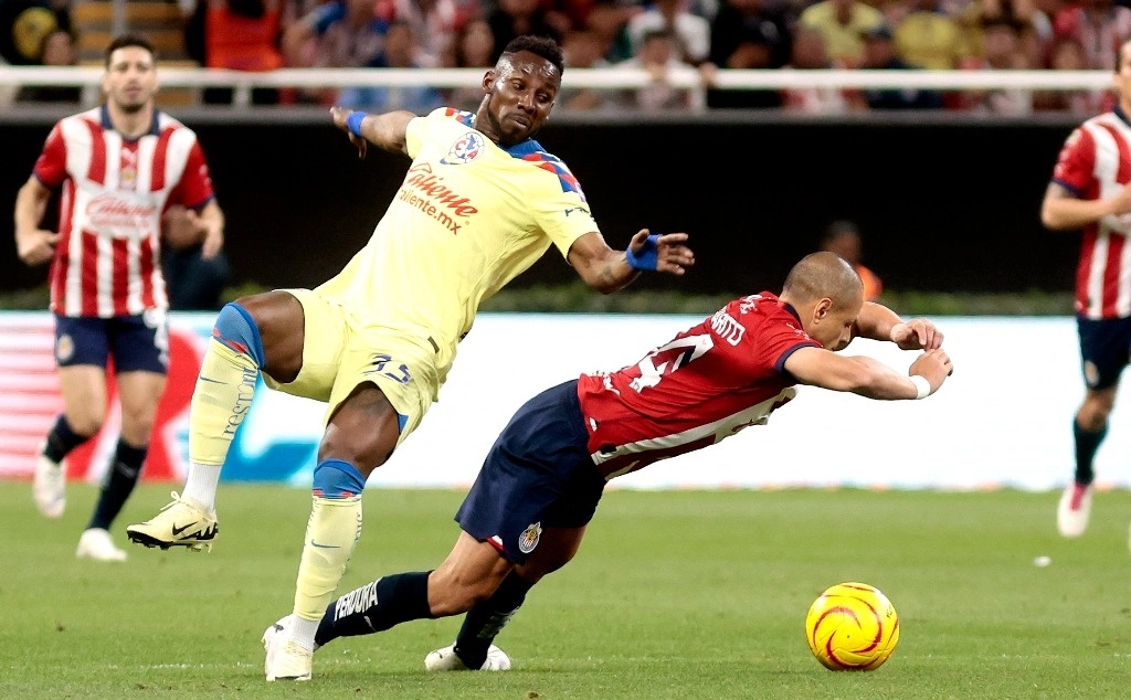 Mañana jugarán Chivas y Águilas en el Akron. En la imagen Julián Quiñones (izquierda) y el ‘Chicharito’. Foto Afp 