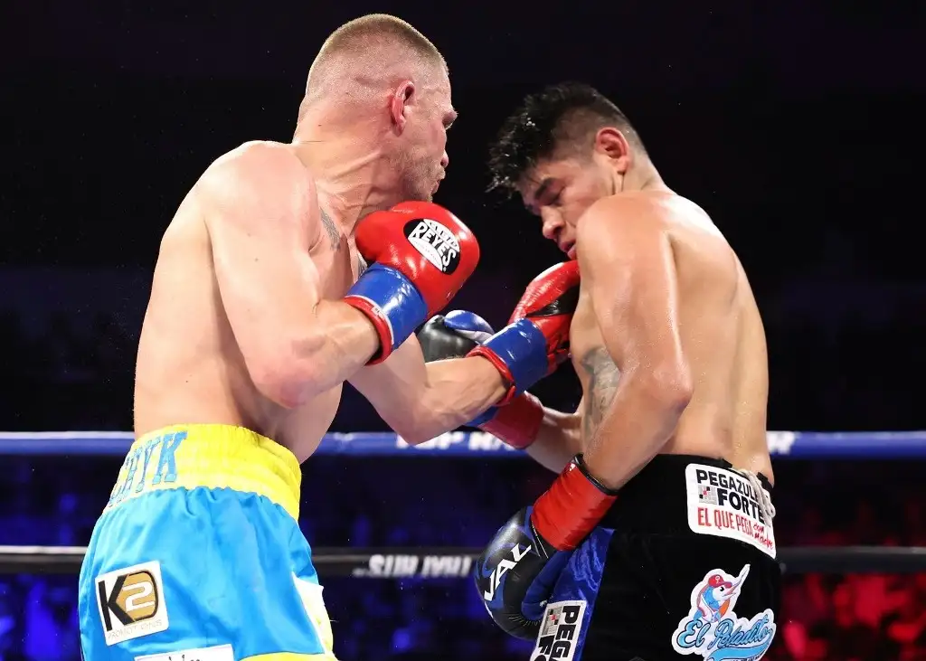 En un combate cerrado, y por momentos muy sucio, Navarrete perdió por decisión dividida ante el ucranio Denys Berinchyk en la disputa del título ligero de la Organización Mundial de Boxeo. Foto tomada de X.