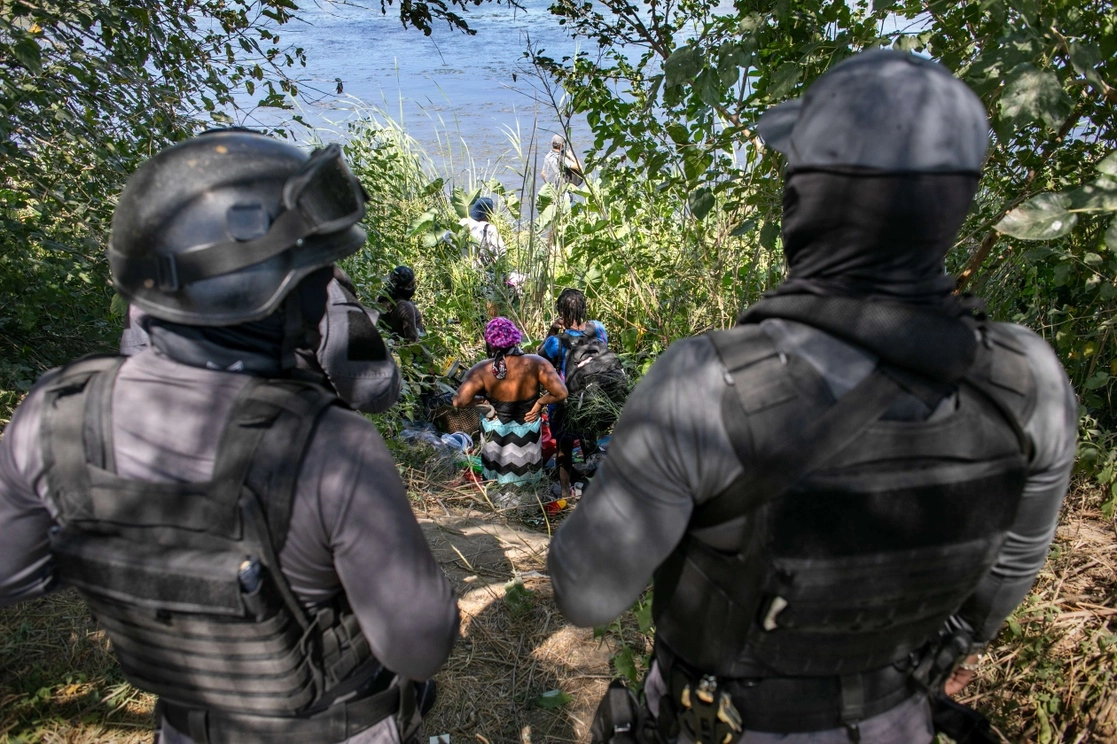 La policía de Coahuila vigila la orilla del río Bravo en Ciudad Acuña para evitar el paso de personas hacia Estados Unidos, el 23 de septiembre de 2021. Foto Afp