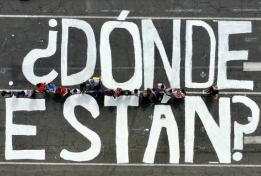 Colectivos nacionales de familiares de víctimas de desaparición forzada en un plantón frente a Palacio Nacional, en imagen de archivo. 