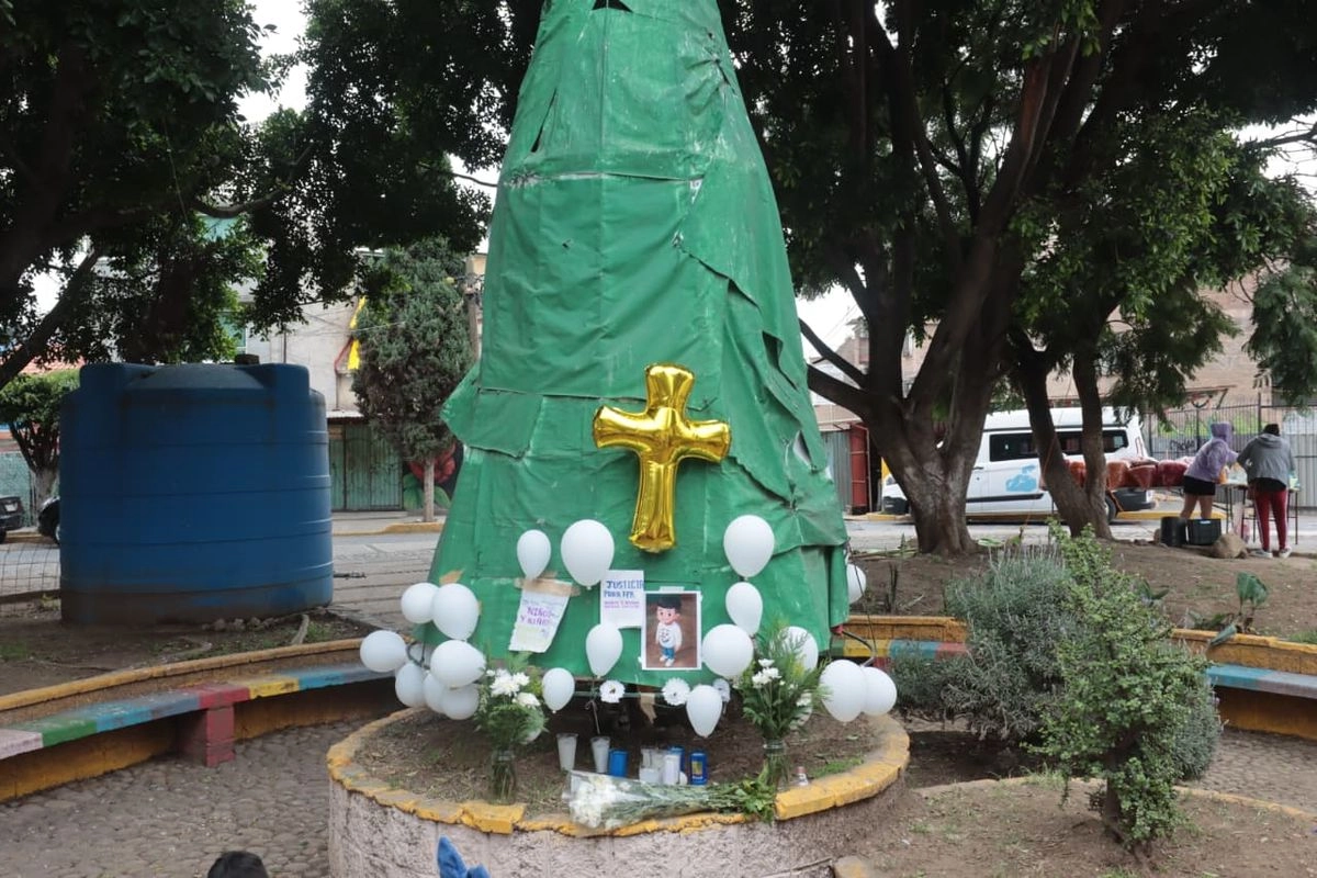 Habitantes de Los Reyes La Paz, estado de México, colocaron una ofrenda en la segunda glorieta de Geovillas San Isidro, en memoria de Fernando, de cinco años, quien fue hallado sin vida dentro de una vivienda. 