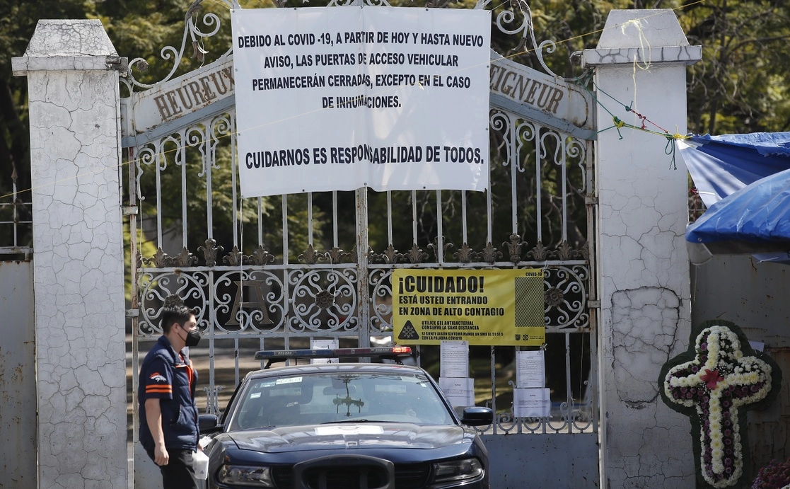 Todos los panteones públicos y privados de la capital del país van a operar hasta el 10 de mayo en horarios habituales. Foto Víctor Camacho/Archivo  