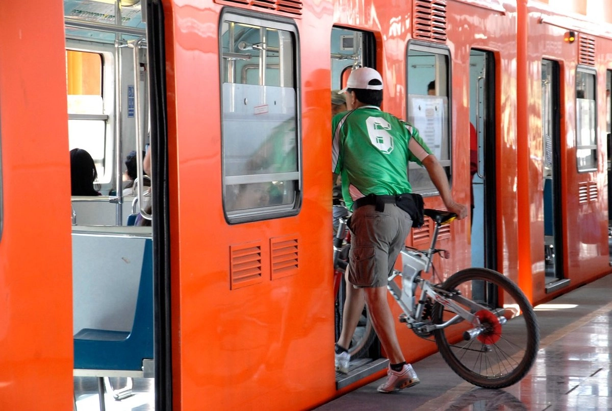 Usuarios ciclistas en el Metro. Foto