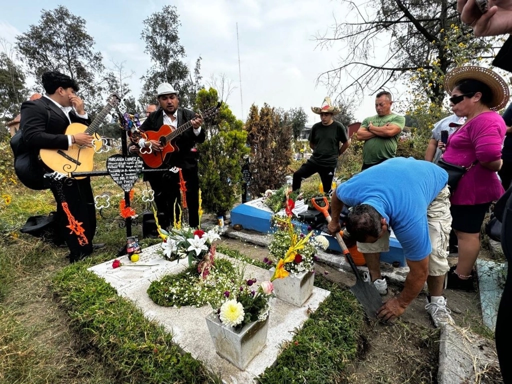 Personas acuden al Panteón Tezonco en Iztapalapa para visitar a sus difuntos con motivo del Día de Muertos. Foto LA JORNADA / Yazmín Ortega Cortés