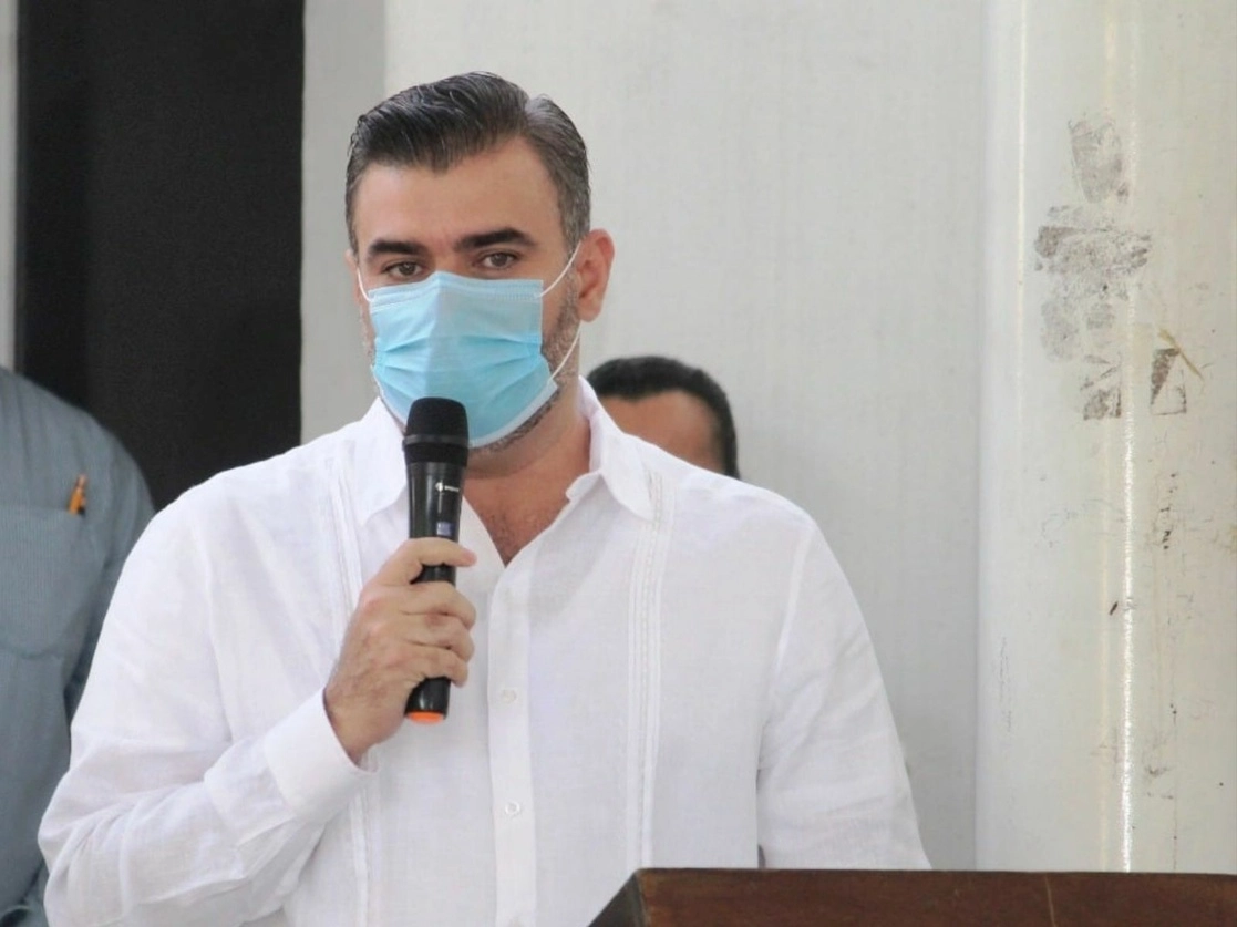 La policía y la Semar respondieron el reporte sobre los disparos hechos por el titular del DIF de Villa de Álvarez, José Cruz Morales. En la imagen, el funcionario en un evento, el pasado 10 de enero. Foto tomada del sitio de https://www.facebook.com/Dif-Municipal-de-Villa-de-%C3%81lvarez-162831050732445/ / Archivo